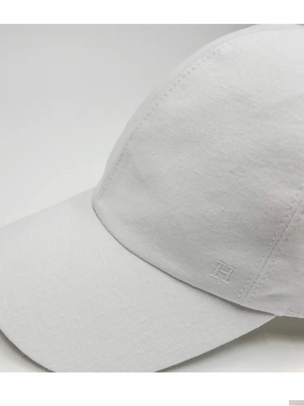 Hermes Unisex Cap in White linen votre. Cotton with Subtle Logo